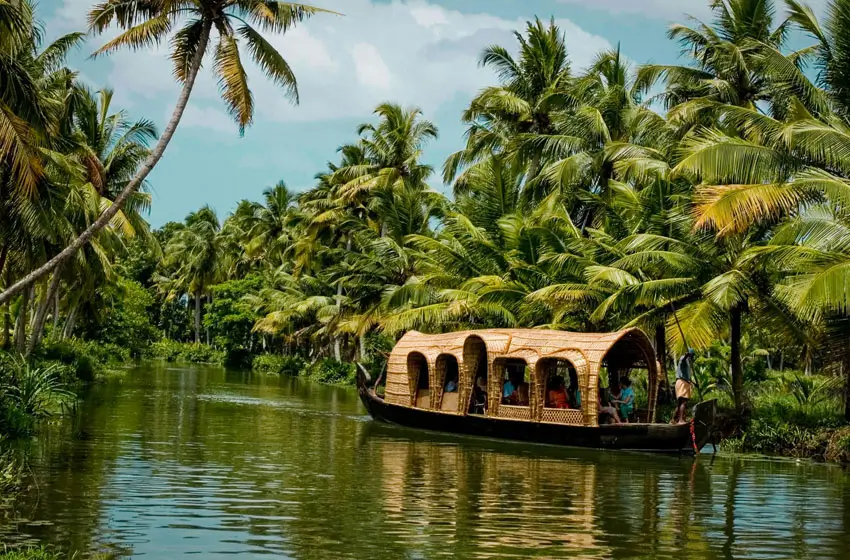 Kerala Backwaters Tour 6 Days | Alleppey Houseboat, Kochi, Munnar & Thekkady